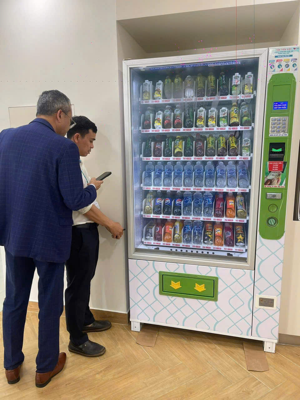 Máy Bán Hàng Tự Động Tân Tiến Việt - Anh Lê Hữu Tiến